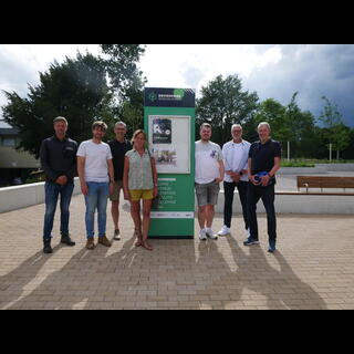 Die Teilnehmenden der Tour aus dem OV Huckarde mit den beiden Mitarbeitern des Revierpark Wischlingen